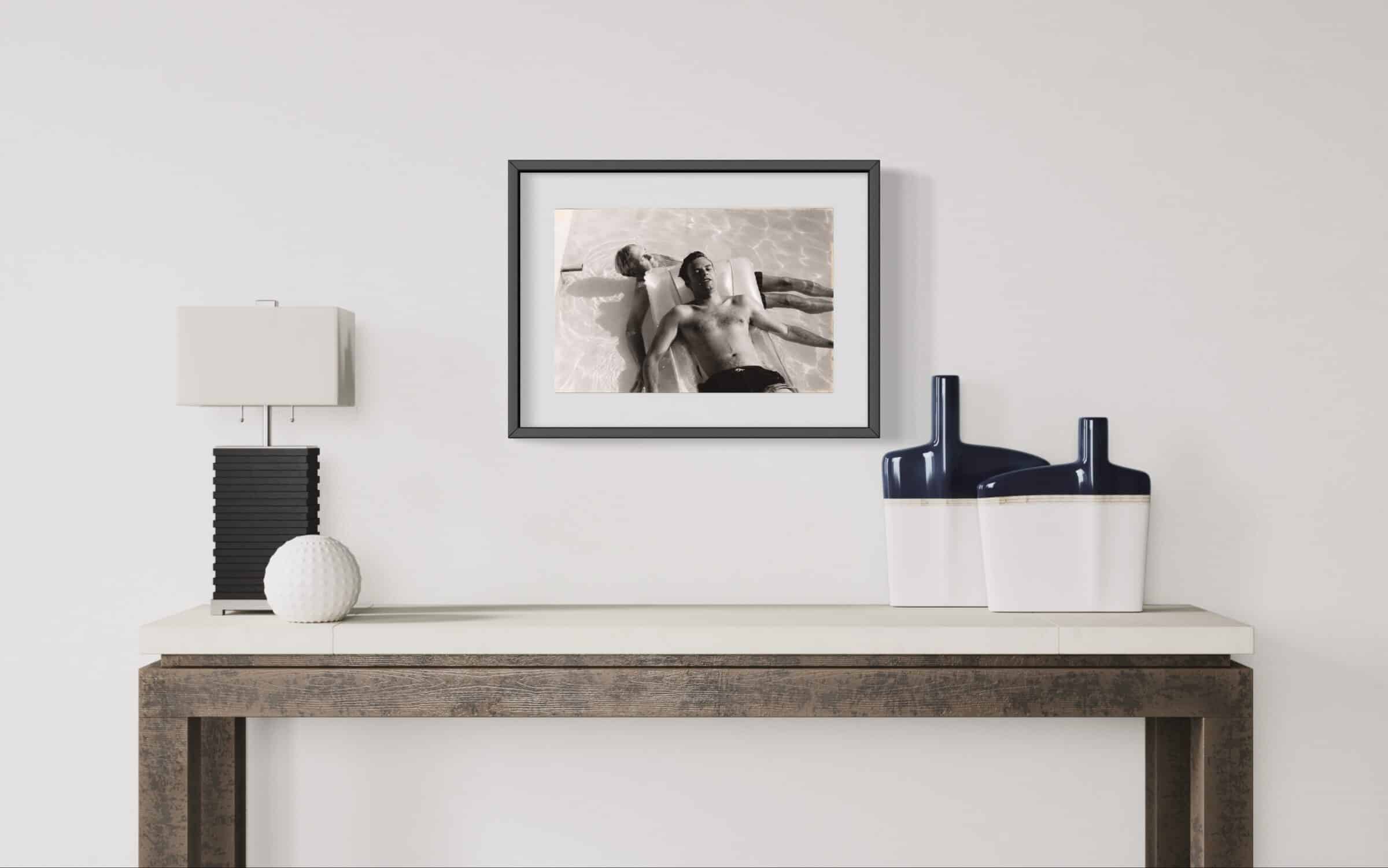 RAMON GIELING - "Vader en zoon van der Keuken, zwembad" - impressie in interieur met lijst