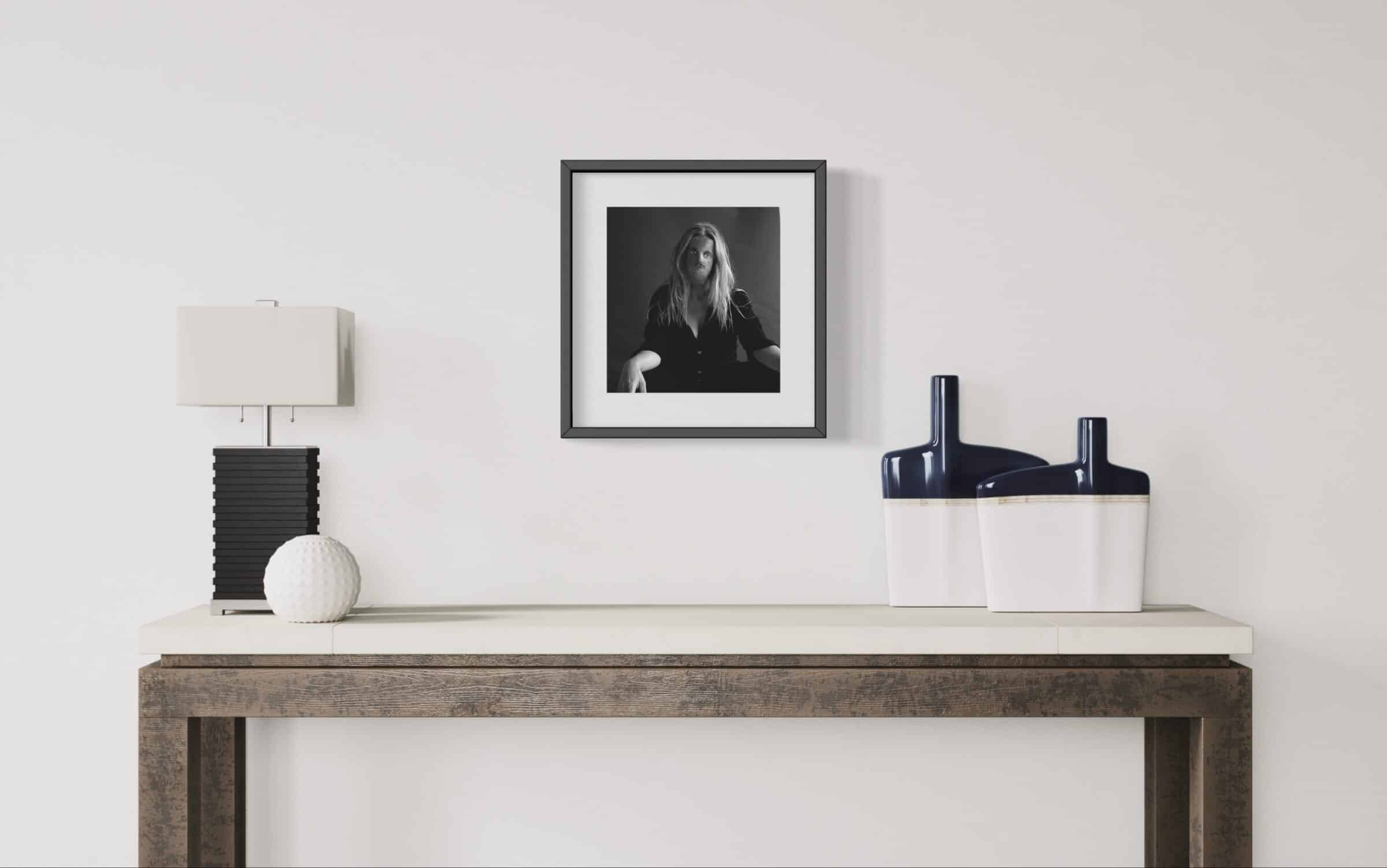 RAMON GIELING - "Sylvia met masker" - impressie in interieur met lijst