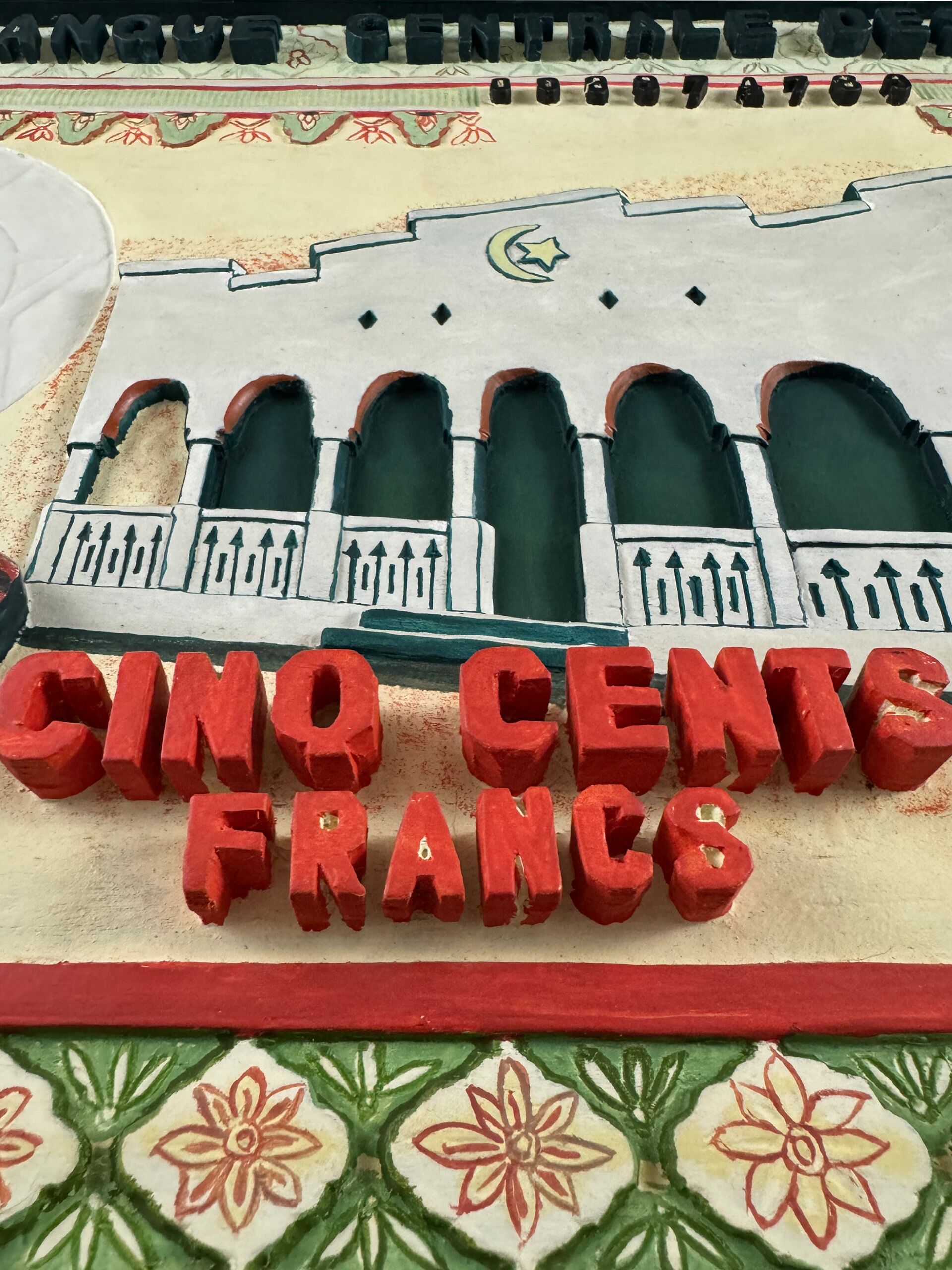 THOMAS TCHOPZAN – “Comoren 500 Frs CFA” Voorzijde, detail perspectief, letters