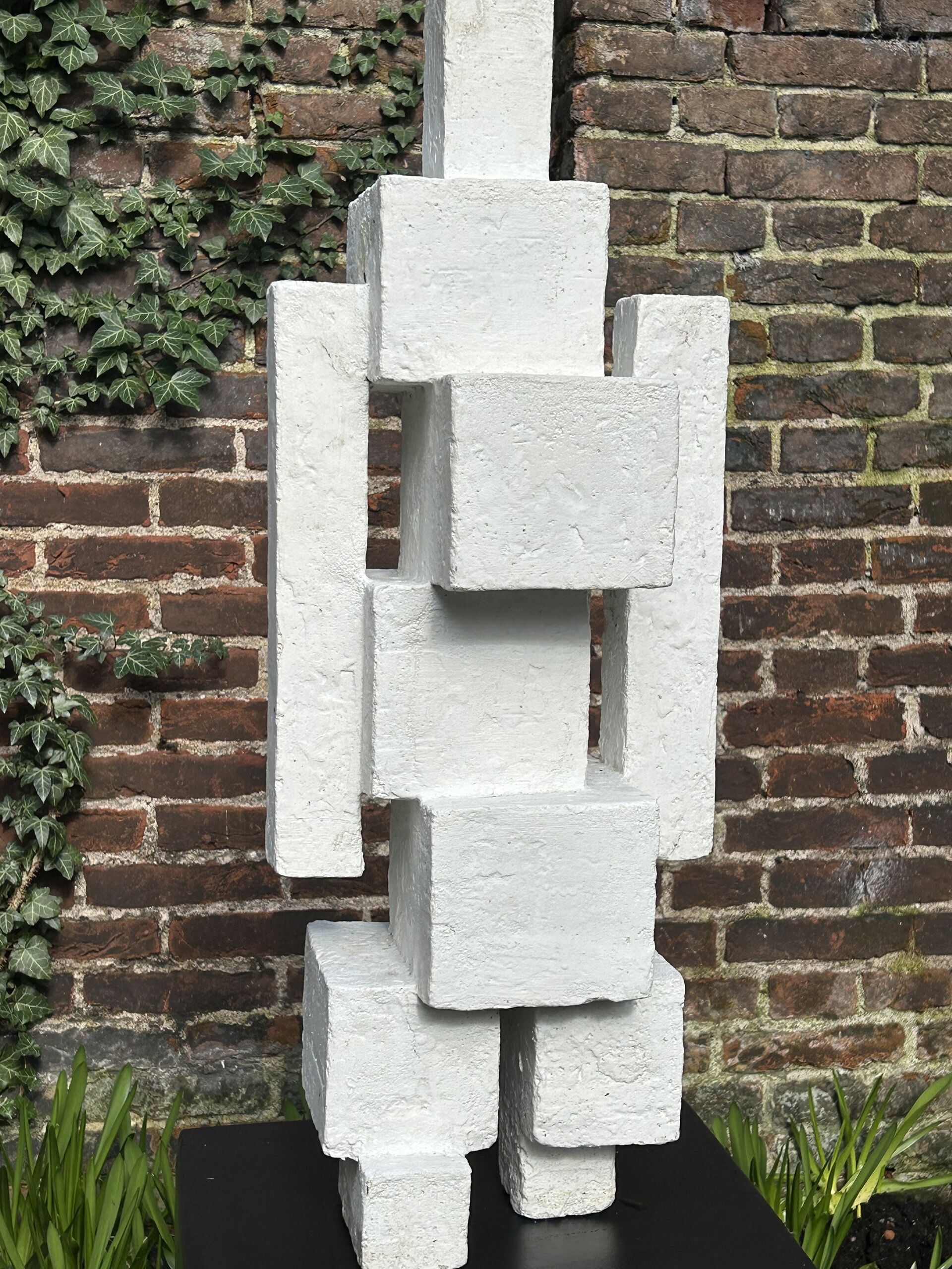 Henk Zweerus - Androide compositie - Beeld in gegoten beton, detail