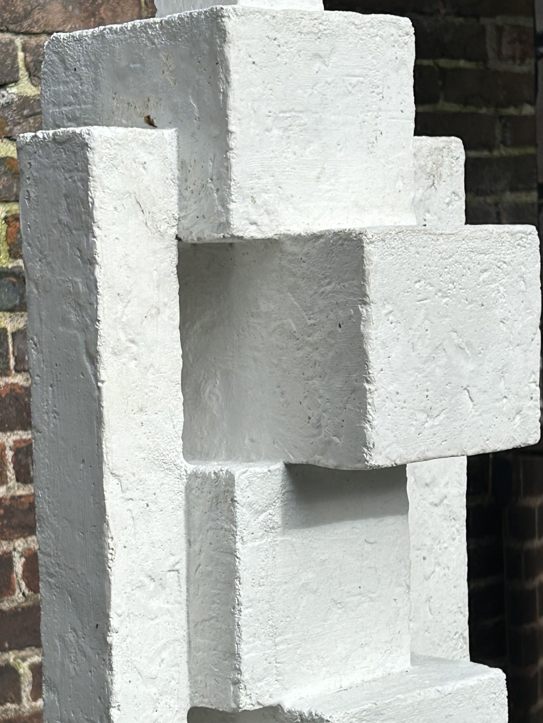 Henk Zweerus - Androide compositie - Beeld in gegoten beton, detail