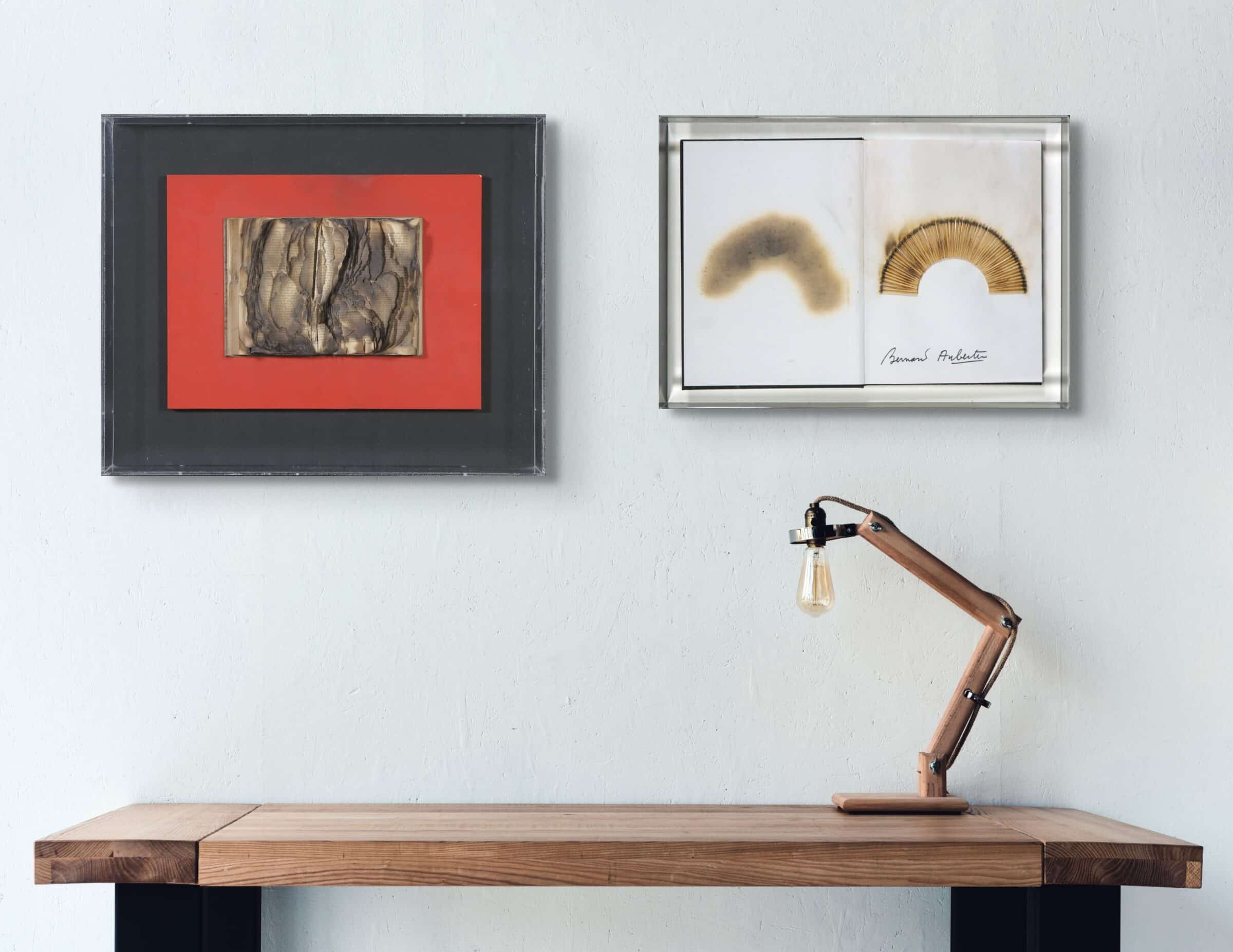 Twee pyrografieën van Bernard Aubertin in een interieur